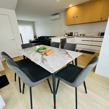 Central Modern 3-Bedroom,3- Bathroom House With Patio And Carpark- Lower Hutt City Centre Kültér fotó