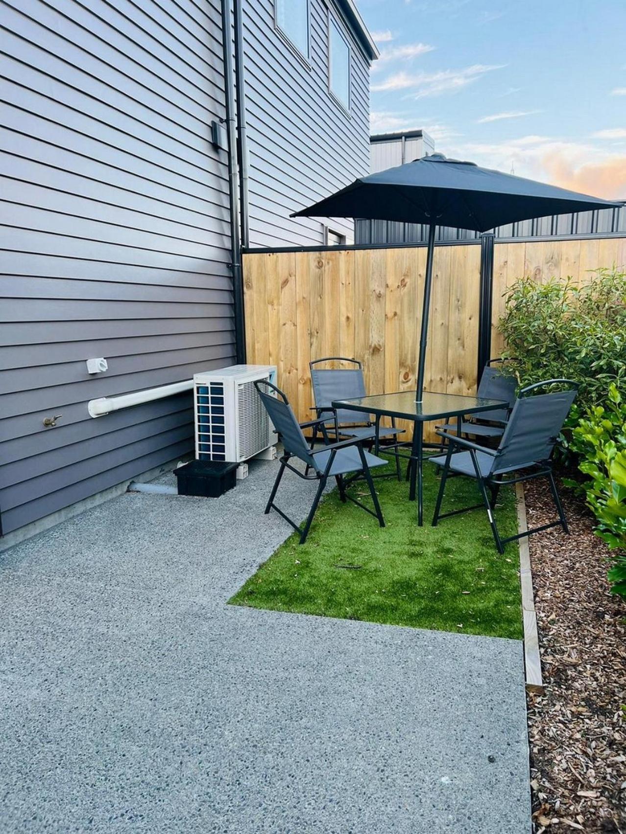 Central Modern 3-Bedroom,3- Bathroom House With Patio And Carpark- Lower Hutt City Centre Kültér fotó