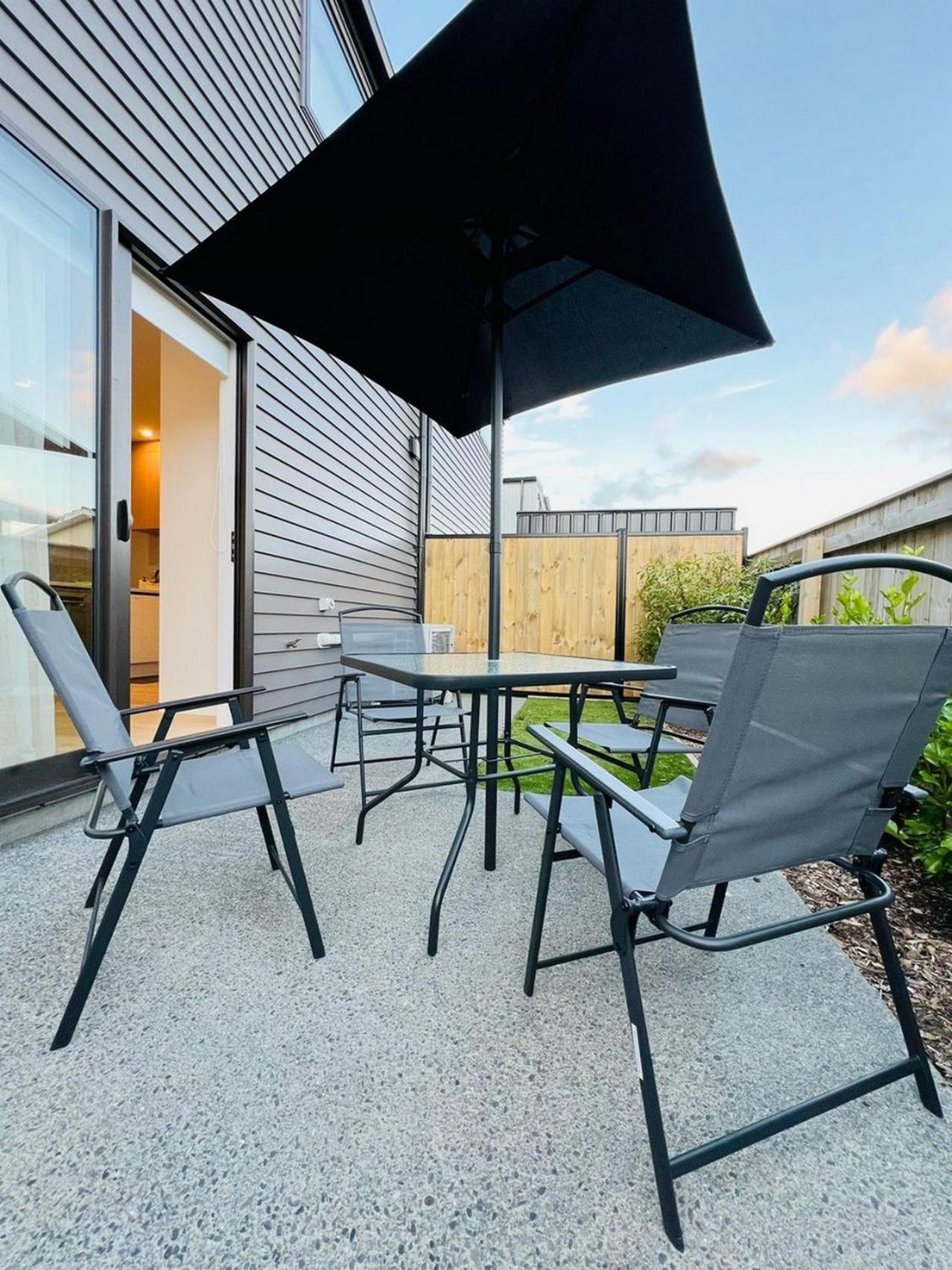 Central Modern 3-Bedroom,3- Bathroom House With Patio And Carpark- Lower Hutt City Centre Kültér fotó