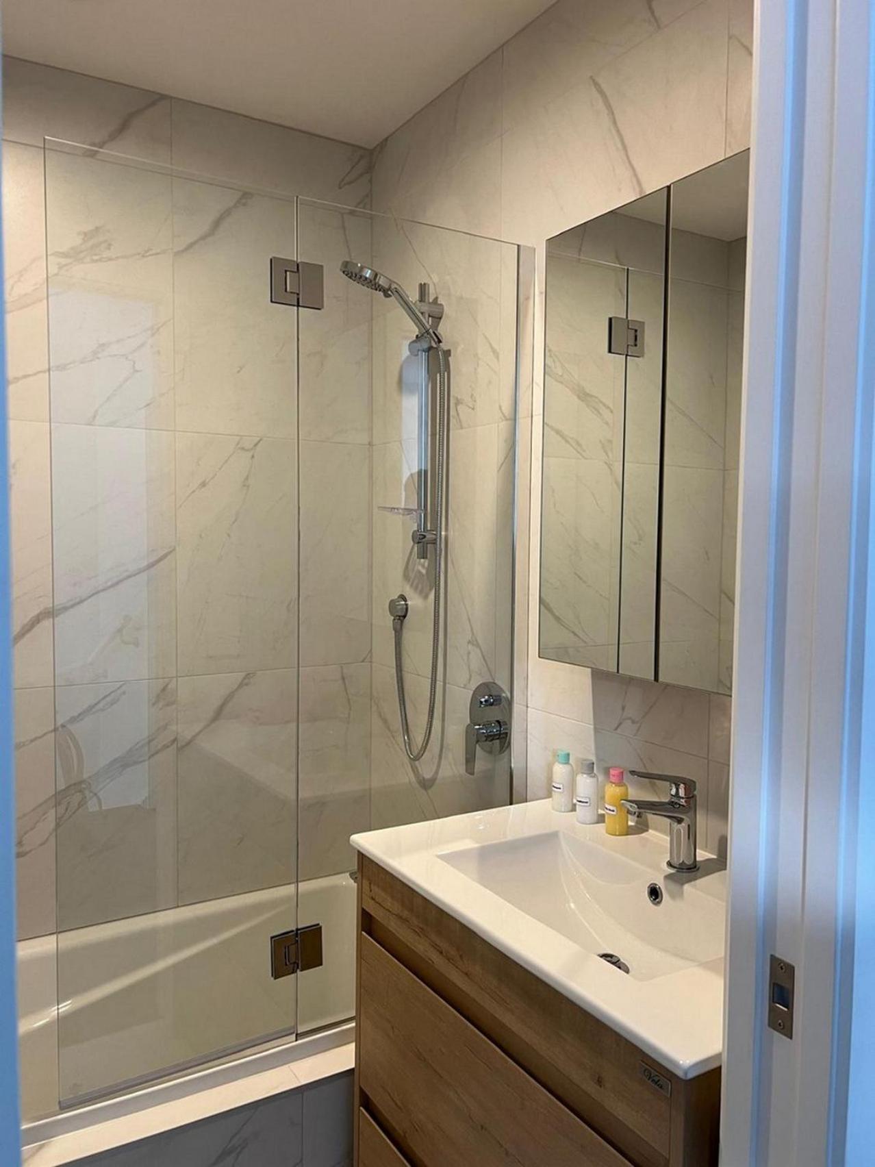 Central Modern 3-Bedroom,3- Bathroom House With Patio And Carpark- Lower Hutt City Centre Kültér fotó