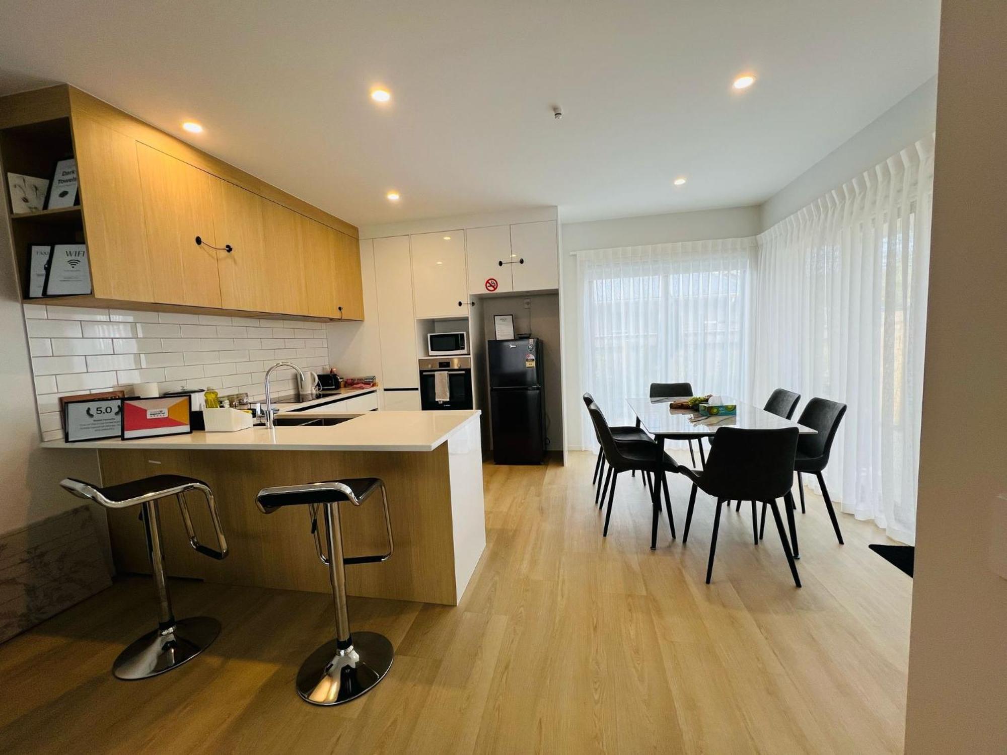 Central Modern 3-Bedroom,3- Bathroom House With Patio And Carpark- Lower Hutt City Centre Kültér fotó