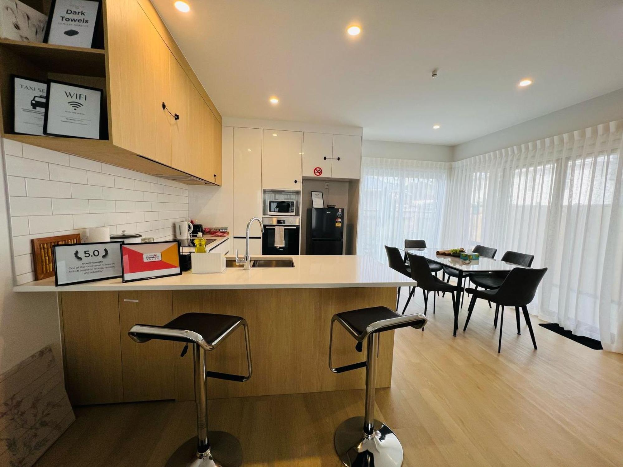 Central Modern 3-Bedroom,3- Bathroom House With Patio And Carpark- Lower Hutt City Centre Kültér fotó