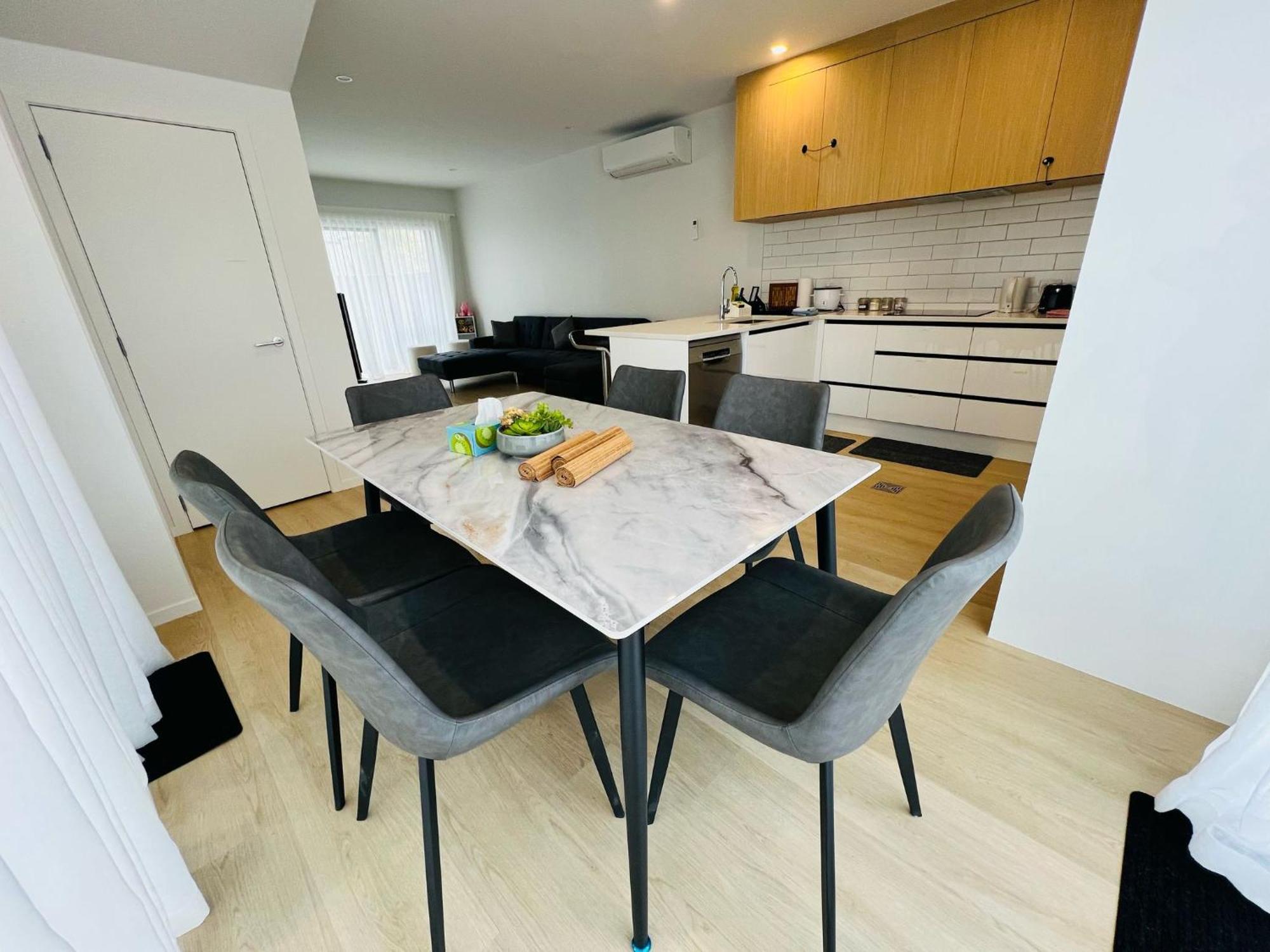 Central Modern 3-Bedroom,3- Bathroom House With Patio And Carpark- Lower Hutt City Centre Kültér fotó